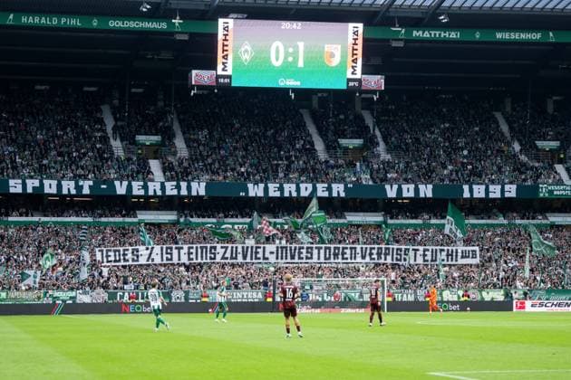 19.09.2026, GER, Fussball, Herren, 1. Bundesliga, Saison 2026 2027, 4. Spieltag, SV Werder Bremen vs. FC Augsburg Banner der Ultras, Jedes % ist eins zu viel - Investoren verpisst euch, DFB DFL regulations prohibit any use of photographs as image sequences and or quasi-video Bremen Weserstadion Bremen Deutschland Copyright: xNordphoto Memmlerx