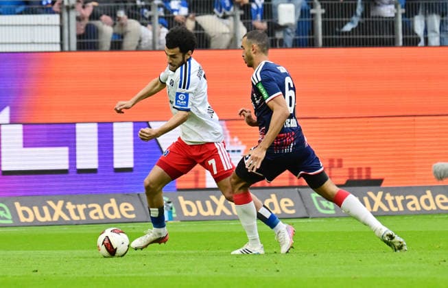19.09.2026,GER Fußball, Männer, 1.BL, Spieltag 4 , Saison 2026 2027, Hamburg, Hamburger SV vs 1.FC Köln Zakaria El Ouahdi (HSV 07) versucht sich gegen Ellyes Skhiri(Köln 06) durchzusetzen DFB DFL regulations prohibit any use of photographs as image sequences and or quasi-video) Hamburg Volksparkstadion Hamburg Deutschland Copyright: xnordphotoxGmbH xWitkex