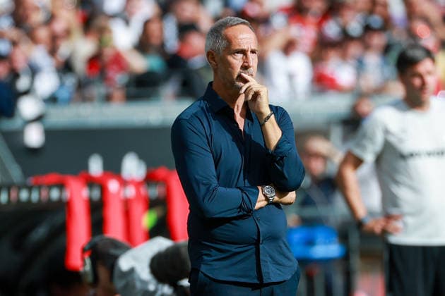 Fußball 1. Bundesliga - Eintracht Frankfurt - SC Freiburg am 19.09.2026 im Deutsche Bank Park in Frankfurt Trainer Adi Hütter Huetter Hutter (Frankfurt) nachdenklich