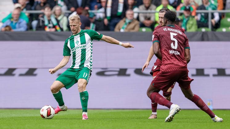Marco Grüll (SV Werder Bremen, 17) am Ball, Einzelbild, Ganzkörper, Aktion, Action, Spielszene, DIE DFL-RICHTLINIEN UNTERSAGEN JEGLICHE NUTZUNG VON FOTOS ALS SEQUENZBILDER UND ODER VIDEOÄHNLICHE FOTOSTRECKEN. DFL REGULATIONS PROHIBIT ANY USE OF PHOTOGRAPHS AS IMAGE SEQUENCES AND OR QUASI-VIDEO., 19.09.2026, Bremen (Deutschland), Fussball, Bundesliga, SV Werder Bremen - FC Augsburg