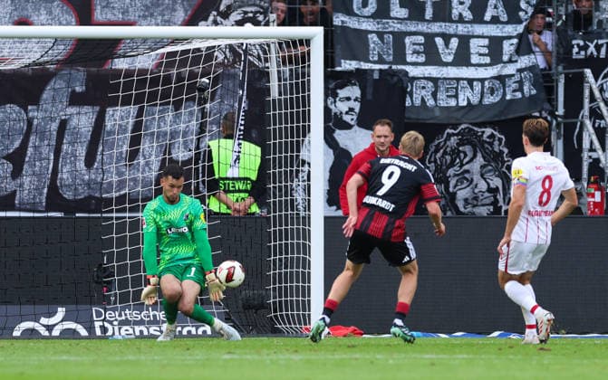 19.09.2026, Fussball Bundesliga, Eintracht Frankfurt - SC Freiburg, v.l., Jonathan Burkardt (Eintracht Frankfurt) scheitert an Torwart Mio Backhaus (SC Freiburg) DFL DFB REGULATIONS PROHIBIT ANY USE OF PHOTOGRAPHS AS IMAGE SEQUENCES AND OR QUASI-VIDEO. xdcx Copyright: HMBxMedia Claus
