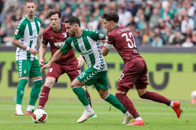 v.li.: Ludovit Reis (SV Werder Bremen, 15) und Fabian Rieder (FC Augsburg, 32) im Zweikampf, Duell, Dynamik, Aktion, Action, Spielszene, DIE DFL-RICHTLINIEN UNTERSAGEN JEGLICHE NUTZUNG VON FOTOS ALS SEQUENZBILDER UND ODER VIDEOÄHNLICHE FOTOSTRECKEN. DFL REGULATIONS PROHIBIT ANY USE OF PHOTOGRAPHS AS IMAGE SEQUENCES AND OR QUASI-VIDEO., 19.09.2026, Bremen (Deutschland), Fussball, Bundesliga, SV Werder Bremen - FC Augsburg