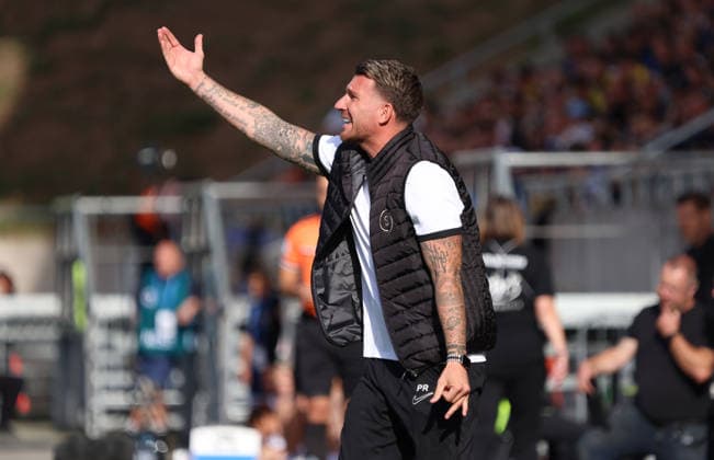 19.09.2026, Fussball, Herren, 3. Liga, Saison 2026 2027, 1. FC Saarbrücken - SG Sonnenhof Großaspach, Trainer Pascal Reinhardt (SG Sonnenhof Großaspach) gestikuliert, gibt Anweisungen Saarbrücken Ludwigsparkstadion Saarland Deutschland Copyright: xFabianxKleerx