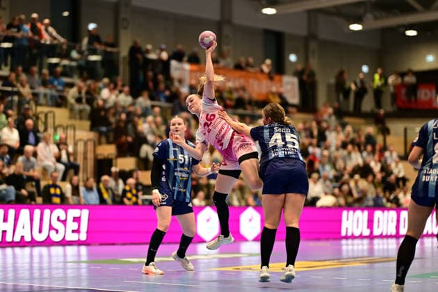 Handball I Frauen I Saison 2026-2027 I Bundesliga I 4. Spieltag I Buxtehuder SV - HSG Bensheim-Auerbach I 19.09.2026 Wurf Cara Reuthal (26, HSG Bensheim Auerbach) gegen Carina Senel (45, Buxtehuder Sportverein) Buxtehude Halle Nord (Neu) Niedersachsen Deutschland Copyright: xLobeca FelixxWeißbergx