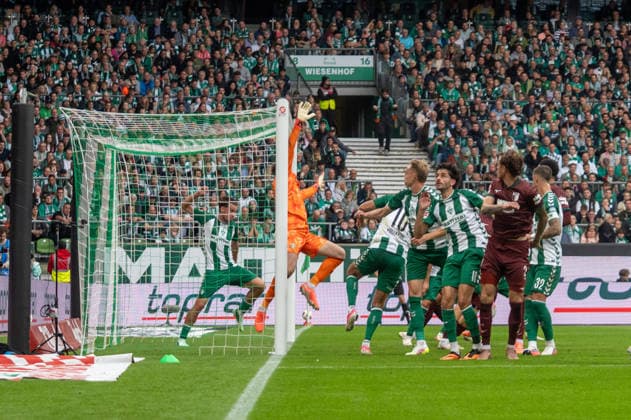 Deutschland: Fussball 1. Bundesliga, 4. Spieltag 2026 2027, Werder Bremen - FC Augsburg am 19.09.2026 in Bremen (Weserstadion): Tor zum 0:2 Calvin Brackelmann (FC Augsburg, 2) Copyright: xSvenxHeidmannx