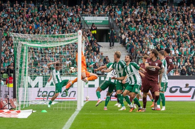 Deutschland: Fussball 1. Bundesliga, 4. Spieltag 2026 2027, Werder Bremen - FC Augsburg am 19.09.2026 in Bremen (Weserstadion): Tor zum 0:2 Calvin Brackelmann (FC Augsburg, 2) Copyright: xSvenxHeidmannx