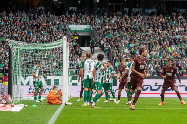 Deutschland: Fussball 1. Bundesliga, 4. Spieltag 2026 2027, Werder Bremen - FC Augsburg am 19.09.2026 in Bremen (Weserstadion): Tor zum 0:2 Calvin Brackelmann (FC Augsburg, 2) Copyright: xSvenxHeidmannx