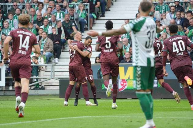 Foto : Torjubel bei Augsburg nach dem Treffer zum 0-2 durch Alexis Claude - Maurice , oben rechts im Anflug gratuliert Marius WOLF (Augsburg) Fussball 1. Bundesliga , 30. Spieltag am Sa. 18.04.2026 Werder Bremen - Hamburger SV