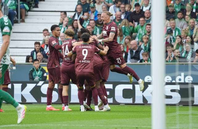 Foto : Torjubel bei Augsburg nach dem Treffer zum 0-2 durch Alexis Claude - Maurice , oben rechts im Anflug gratuliert Marius WOLF (Augsburg) Fussball 1. Bundesliga , 30. Spieltag am Sa. 18.04.2026 Werder Bremen - Hamburger SV