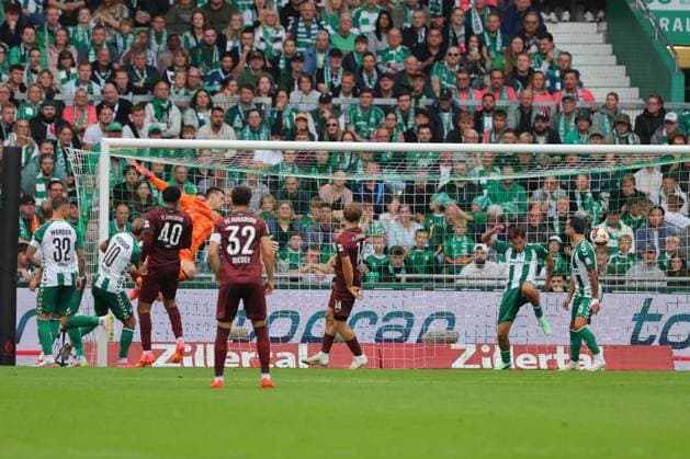 19.09.26, GER, Fussball, 1.FBL Männer, 4. Spieltag, Saison2026 2027, SV Werder Bremen vs. FC Augsburg Tor zum 0:2. Torschütze Torschuetze Calvin Brackelmann (FC Augsburg 02) trifft zum 0:2 ins Tor von Torwart Karl Hein (SV Werder Bremen 01) Bremen Weserstadion Bremen Germany Copyright: xnordphotoxGmbHx xTauchnitzx