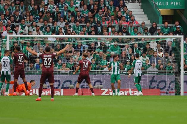 19.09.26, GER, Fussball, 1.FBL Männer, 4. Spieltag, Saison2026 2027, SV Werder Bremen vs. FC Augsburg Tor zum 0:2. Torschütze Torschuetze Calvin Brackelmann (FC Augsburg 02) trifft zum 0:2 ins Tor von Torwart Karl Hein (SV Werder Bremen 01) Bremen Weserstadion Bremen Germany Copyright: xnordphotoxGmbHx xTauchnitzx