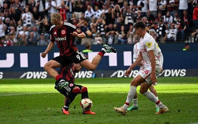 19.09.2026, xjhx, Fussball 1.Bundesliga, Eintracht Frankfurt - SC Freiburg v.l. Keita Kosugi (Eintracht Frankfurt), Jonathan Jonny Burkardt (Eintracht Frankfurt), Yannik Engelhardt (SC Freiburg) (DFL DFB REGULATIONS PROHIBIT ANY USE OF PHOTOGRAPHS as IMAGE SEQUENCES and or QUASI-VIDEO) Frankfurt am Main