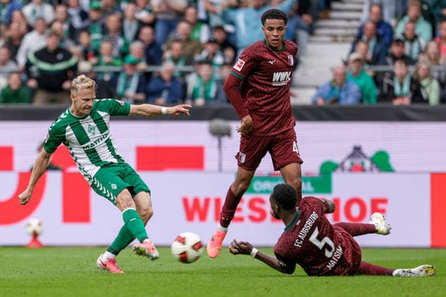 v.li.: Torschütze Marco Grüll (SV Werder Bremen, 17) erzielt das Tor zum 1:2, Treffer, Highlight, Torerfolg, Chrislain Matsima (FC Augsburg, 5), DIE DFL-RICHTLINIEN UNTERSAGEN JEGLICHE NUTZUNG VON FOTOS ALS SEQUENZBILDER UND ODER VIDEOÄHNLICHE FOTOSTRECKEN. DFL REGULATIONS PROHIBIT ANY USE OF PHOTOGRAPHS AS IMAGE SEQUENCES AND OR QUASI-VIDEO., 19.09.2026, Bremen (Deutschland), Fussball, Bundesliga, SV Werder Bremen - FC Augsburg