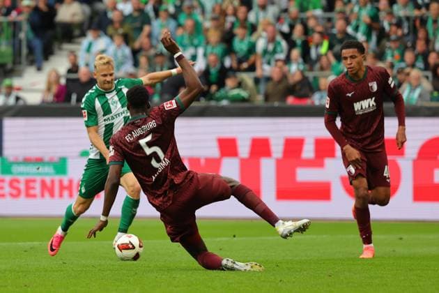 19.09.26, GER, Fussball, 1.FBL Männer, 4. Spieltag, Saison2026 2027, SV Werder Bremen vs. FC Augsburg Tor zum 1:2. Torschütze Torschuetze Marco Grüll Marco Gruell (SV Werder Bremen 17) trifft zum 1:2 ins Tor umspielt vorher Chrislain Matsima (FC Augsburg 05) Bremen Weserstadion Bremen Germany Copyright: xnordphotoxGmbHx xTauchnitzx