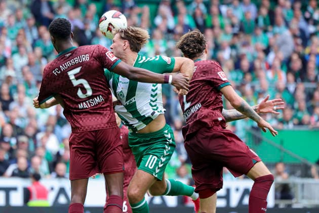 Chrislain Matsima (FC Augsburg), Niclas Fuellkrug (Werder Bremen) und Calvin Brackelmann (FC Augsburg) kaempfen um den Ball waehrend des spiels der 1. Bundesliga zwischen SV Werder Bremen und FC Augsburg, Weserstadion am 19. September 2026 in Bremen, Deutschland. (Foto von Marco Steinbrenner DeFodi Images) +++ Chrislain Matsima (FC Augsburg), Niclas Fuellkrug (Werder Bremen) und Calvin Brackelmann (FC Augsburg) battle for the ball during the Bundesliga match between SV Werder Bremen and FC Augsburg at Weserstadion on September 19, 2026 in Bremen, Germany. (Photo by Marco Steinbrenner DeFodi Images) DFB DFL REGULATIONS PROHIBIT ANY USE OF PHOTOGRAPHS AS IMAGE SEQUENCES AND OR QUASI-VIDEO. (Photo by Marco Steinbrenner DeFodi Images) -