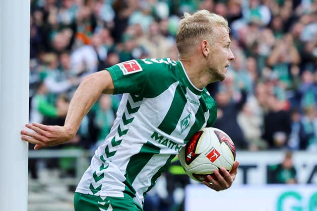 Marco Gruell (Werder Bremen) bejubelt seinen Treffer zum 1:2 waehrend des spiels der 1. Bundesliga zwischen SV Werder Bremen und FC Augsburg, Weserstadion am 19. September 2026 in Bremen, Deutschland. (Foto von Marco Steinbrenner DeFodi Images) +++ Marco Gruell (Werder Bremen) celebrates after scoring his teams first goal during the Bundesliga match between SV Werder Bremen and FC Augsburg at Weserstadion on September 19, 2026 in Bremen, Germany. (Photo by Marco Steinbrenner DeFodi Images) DFB DFL REGULATIONS PROHIBIT ANY USE OF PHOTOGRAPHS AS IMAGE SEQUENCES AND OR QUASI-VIDEO. (Photo by Marco Steinbrenner DeFodi Images) -