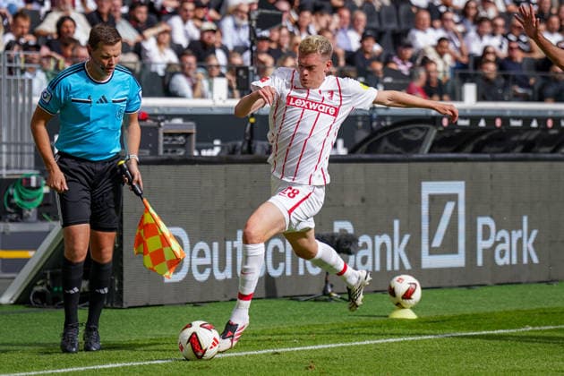 Deutschland: Fussball Bundesliga 2026 - 2027, 4. Spieltag - Eintracht Frankfurt vs SC Freiburg - Deutsche-Bank-Park (Frankfurt): Matthias Ginter (SC Freiburg, 28) am Ball Copyright: xJOERANxSTEINSIEKx