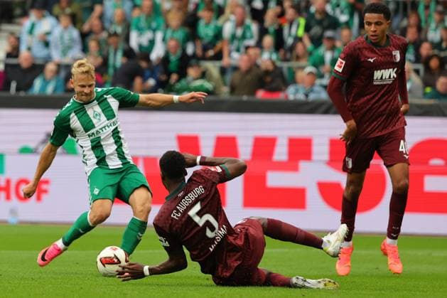 19.09.26, GER, Fussball, 1.FBL Männer, 4. Spieltag, Saison2026 2027, SV Werder Bremen vs. FC Augsburg Tor zum 1:2. Torschütze Torschuetze Marco Grüll Marco Gruell (SV Werder Bremen 17) trifft zum 1:2 ins Tor umspielt vorher Chrislain Matsima (FC Augsburg 05) Bremen Weserstadion Bremen Germany Copyright: xnordphotoxGmbHx xTauchnitzx