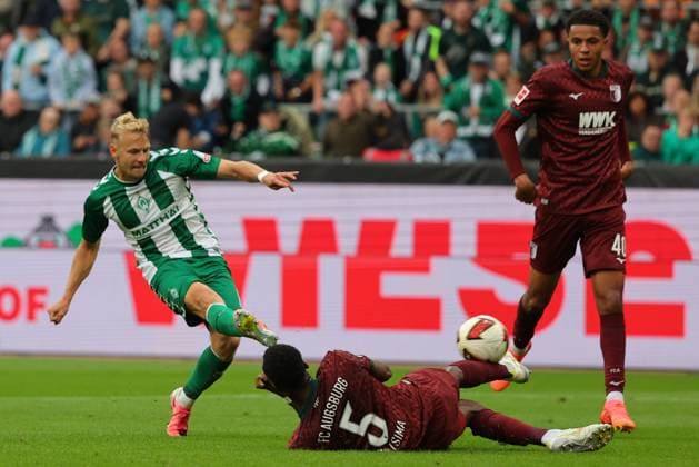 19.09.26, GER, Fussball, 1.FBL Männer, 4. Spieltag, Saison2026 2027, SV Werder Bremen vs. FC Augsburg Tor zum 1:2. Torschütze Torschuetze Marco Grüll Marco Gruell (SV Werder Bremen 17) trifft zum 1:2 ins Tor umspielt vorher Chrislain Matsima (FC Augsburg 05) Bremen Weserstadion Bremen Germany Copyright: xnordphotoxGmbHx xTauchnitzx