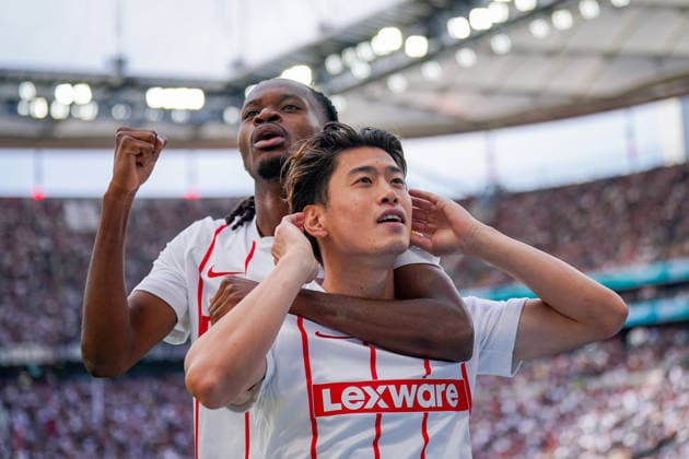 Deutschland: Fussball Bundesliga 2026 - 2027, 4. Spieltag - Eintracht Frankfurt vs SC Freiburg - Deutsche-Bank-Park (Frankfurt): Tor und Torjubel zum 2:2 durch Yuito Suzuki (SC Freiburg, 14) Freude, Emotionen, Jubel mit Jordy Makengo (SC Freiburg, 33) Copyright: xJOERANxSTEINSIEKx