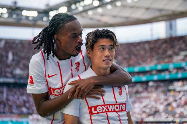 Deutschland: Fussball Bundesliga 2026 - 2027, 4. Spieltag - Eintracht Frankfurt vs SC Freiburg - Deutsche-Bank-Park (Frankfurt): Tor und Torjubel zum 2:2 durch Yuito Suzuki (SC Freiburg, 14) Freude, Emotionen, Jubel mit Jordy Makengo (SC Freiburg, 33) Copyright: xJOERANxSTEINSIEKx