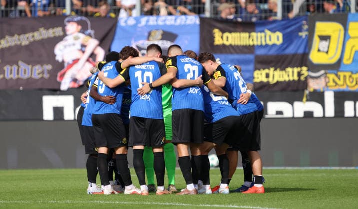 19.09.2026, Fussball, Herren, 3. Liga, Saison 2026 2027, 1. FC Saarbrücken - SG Sonnenhof Großaspach, Mannschaftskreis des 1. FC Saarbrücken kurz vor Anpfiff Saarbrücken Ludwigsparkstadion Saarland Deutschland Copyright: xFabianxKleerx