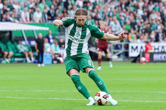 Mitchell Weiser (Werder Bremen) kontrolliert den Ball waehrend des spiels der 1. Bundesliga zwischen SV Werder Bremen und FC Augsburg, Weserstadion am 19. September 2026 in Bremen, Deutschland. (Foto von Marco Steinbrenner DeFodi Images) +++ Mitchell Weiser (Werder Bremen) controls the ball during the Bundesliga match between SV Werder Bremen and FC Augsburg at Weserstadion on September 19, 2026 in Bremen, Germany. (Photo by Marco Steinbrenner DeFodi Images) DFB DFL REGULATIONS PROHIBIT ANY USE OF PHOTOGRAPHS AS IMAGE SEQUENCES AND OR QUASI-VIDEO. (Photo by Marco Steinbrenner DeFodi Images) -