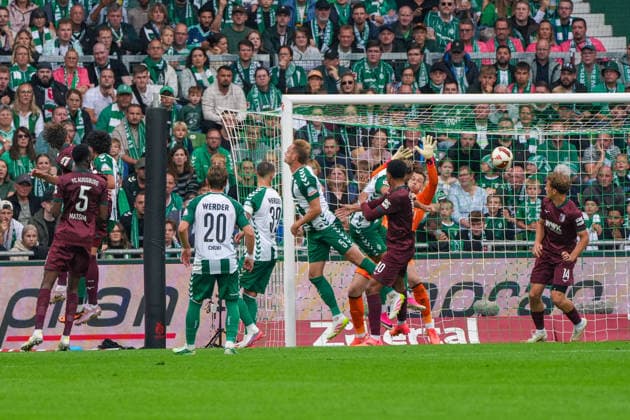 Calvin Brackelmann (FC Augsburg, 2) trifft zum 0:2 für FC Augsburg, Torjubel, Freude, Emotionen, Deutschland: Fussball, Bundesliga, Saison 2026 27, 4. Spieltag, 19.09.2026, Werder Bremen vs FC Augsburg, Weserstadion (Bremen) Copyright: xLeonxFrickx
