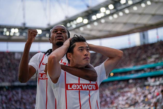 Deutschland: Fussball Bundesliga 2026 - 2027, 4. Spieltag - Eintracht Frankfurt vs SC Freiburg - Deutsche-Bank-Park (Frankfurt): Tor und Torjubel zum 2:2 durch Yuito Suzuki (SC Freiburg, 14) Freude, Emotionen, Jubel mit Jordy Makengo (SC Freiburg, 33) Copyright: xJOERANxSTEINSIEKx