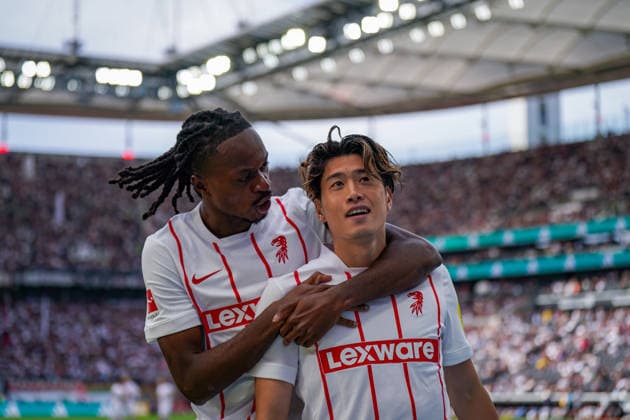 Deutschland: Fussball Bundesliga 2026 - 2027, 4. Spieltag - Eintracht Frankfurt vs SC Freiburg - Deutsche-Bank-Park (Frankfurt): Tor und Torjubel zum 2:2 durch Yuito Suzuki (SC Freiburg, 14) Freude, Emotionen, Jubel mit Jordy Makengo (SC Freiburg, 33) Copyright: xJOERANxSTEINSIEKx