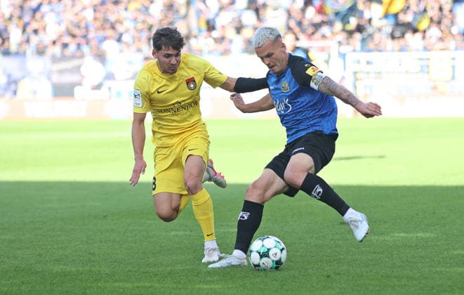 19.09.2026, Fussball, Herren, 3. Liga, Saison 2026 2027, 1. FC Saarbrücken - SG Sonnenhof Großaspach, Elias Rahn (SG Sonnenhof Großaspach) Florian Pick (1. FC Saarbruecken) Saarbrücken Ludwigsparkstadion Saarland Deutschland Copyright: xFabianxKleerx