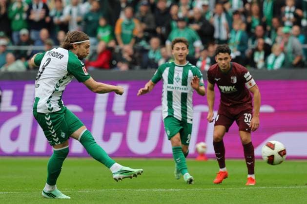 19.09.26, GER, Fussball, 1.FBL Männer, 4. Spieltag, Saison2026 2027, SV Werder Bremen vs. FC Augsburg Mitchell Weiser (SV Werder Bremen 08) beim Torschuss Torschuß auf das Tor Bremen Weserstadion Bremen Germany Copyright: xnordphotoxGmbHx xTauchnitzx