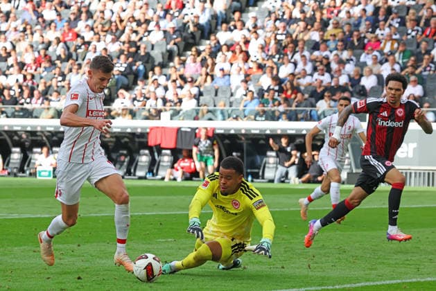 Frankfurt, Deutschland 19. September 2026: 1. BL - 2026 2027 - Sp. 4 - Eintracht Frankfurt gegen SC Freiburg Im Bild: v. li. im Zweikampf Yannik Engelhardt (SCF) gegen Torwart Noah Atubolu (Frankfurt). DFL DFB regulations prohibit any use of photographs as image sequences and or quasi-video Deutsche Bank Park Hessen Copyright: xFotostandx xRacochax