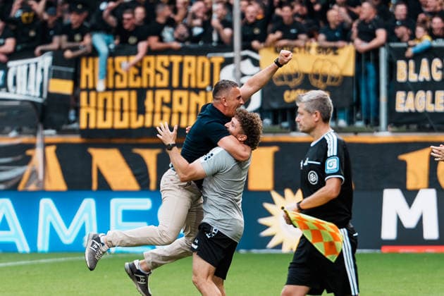 Sport Bilder des Tages Deutschland: Fussball 3. Liga 2026 - 2027, 7. Spieltag - Alemannia Aachen vs Fortuna Düsseldorf - Tivoli (Aachen): Mersad Selimbegovic (Trainer Alemannia Aachen) Sieg, Jubeln, Feiern, Fans, Gewinn, Emotionen nach Abpfiff, Faust hoch, Umarmung Copyright: xThiemoxRudolphx