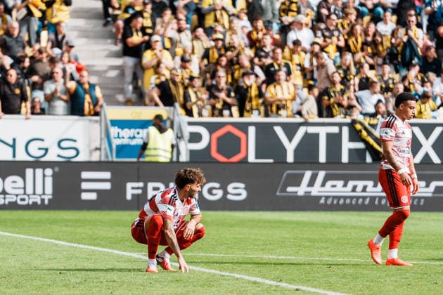 Deutschland: Fussball 3. Liga 2026 - 2027, 7. Spieltag - Alemannia Aachen vs Fortuna Düsseldorf - Tivoli (Aachen): Niederlage, traurig, Fans, betroffen, Enttäuschung, hängender Kopf, Emotionen, Fabian Schleusener (Fortuna Düsseldorf, 24) nach Abpfiff Copyright: xThiemoxRudolphx