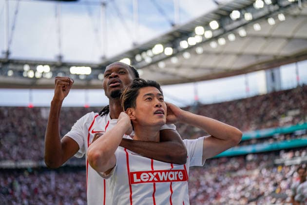Deutschland: Fussball Bundesliga 2026 - 2027, 4. Spieltag - Eintracht Frankfurt vs SC Freiburg - Deutsche-Bank-Park (Frankfurt): Tor und Torjubel zum 2:2 durch Yuito Suzuki (SC Freiburg, 14) Freude, Emotionen, Jubel mit Jordy Makengo (SC Freiburg, 33) Copyright: xJOERANxSTEINSIEKx