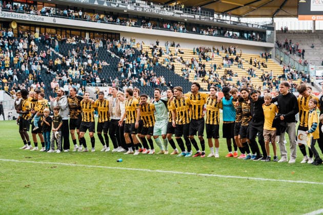 Deutschland: Fussball 3. Liga 2026 - 2027, 7. Spieltag - Alemannia Aachen vs Fortuna Düsseldorf - Tivoli (Aachen): Team bei den Fans auf der Werner Fuchs Tribüne, Sieg, Jubeln, Feiern, Fans, Gewinn, Emotionen, Manuel Riemann (Alemannia Aachen, 1), Mehdi Loune (Alemannia Aachen, 10), Jonas Oehmichen (Alemannia Aachen, 44) Copyright: xThiemoxRudolphx
