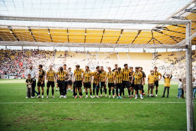 Deutschland: Fussball 3. Liga 2026 - 2027, 7. Spieltag - Alemannia Aachen vs Fortuna Düsseldorf - Tivoli (Aachen): Sieger feiern vor Fans auf Werner Fuchs Tribüne, Team, Sieg, Jubeln, Feiern, Fans, Gewinn, Emotionen Copyright: xThiemoxRudolphx