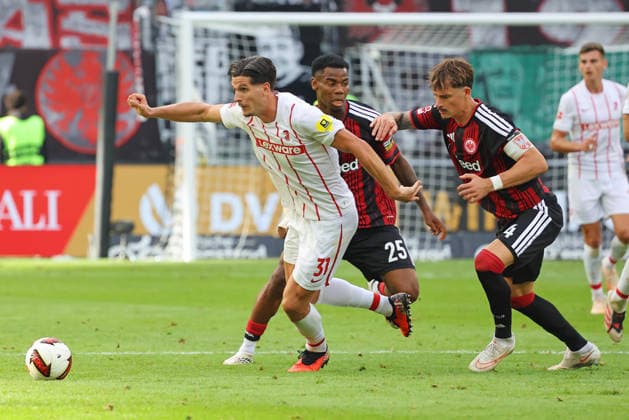 Frankfurt, Deutschland 19. September 2026: 1. BL - 2026 2027 - Sp. 4 - Eintracht Frankfurt gegen SC Freiburg Im Bild: Igor Matanovic (SCF) setzt sich gegen Raphael Onyedika (Frankfurt) und Robin Koch (Frankfurt) durch. DFL DFB regulations prohibit any use of photographs as image sequences and or quasi-video Deutsche Bank Park Hessen Copyright: xFotostandx xRacochax