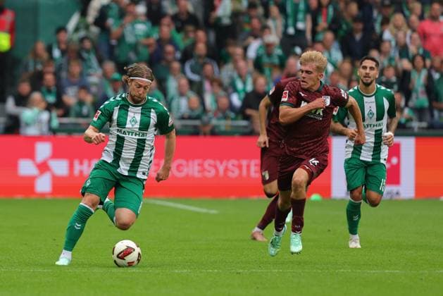 19.09.26, GER, Fussball, 1.FBL Männer, 4. Spieltag, Saison2026 2027, SV Werder Bremen vs. FC Augsburg Mitchell Weiser (SV Werder Bremen 08) im Laufduell mit Hennes Behrens (FC Augsburg 16) Bremen Weserstadion Bremen Germany Copyright: xnordphotoxGmbHx xTauchnitzx