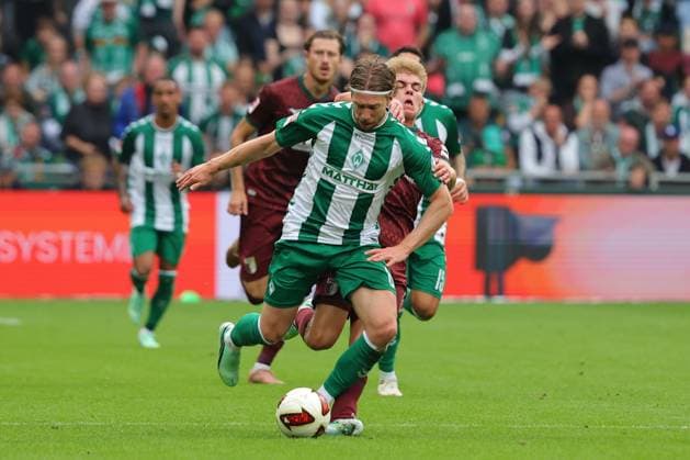 19.09.26, GER, Fussball, 1.FBL Männer, 4. Spieltag, Saison2026 2027, SV Werder Bremen vs. FC Augsburg Foul Hennes Behrens (FC Augsburg 16) foult Mitchell Weiser (SV Werder Bremen 08) Bremen Weserstadion Bremen Germany Copyright: xnordphotoxGmbHx xTauchnitzx