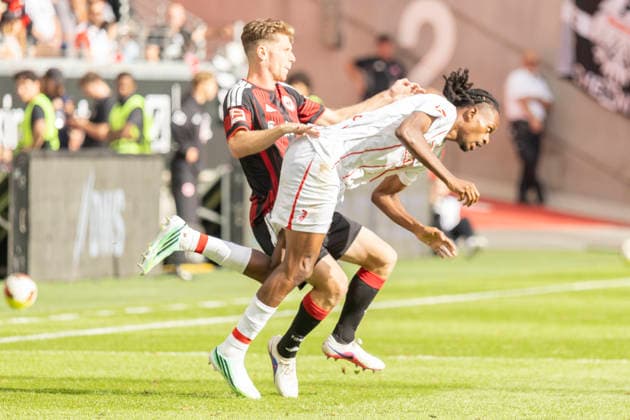 1. Fussball Bundesliga: Eintracht Frankfurt - SC Freiburg, 19.09.2026 Elias Baum (Eintracht Frankfurt 2) und Jordy Makengo (SC Freiburg 33) im Zweikampf um den Ball, Eintracht Frankfurt - SC Freiburg, Frankfurt, Deutsche Bank Park, 19.9.2026 Copyright: xBEAUTIFULxSPORTS Gawlikx