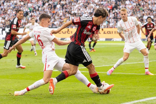 1. Fussball Bundesliga: Eintracht Frankfurt - SC Freiburg, 19.09.2026 Ritsu Doan (Eintracht Frankfurt 20) und Yannik Engelhardt (SC Freiburg 16) im zweikampf u mden Ball, Eintracht Frankfurt - SC Freiburg, Frankfurt, Deutsche Bank Park, 19.9.2026 Copyright: xBEAUTIFULxSPORTS Gawlikx