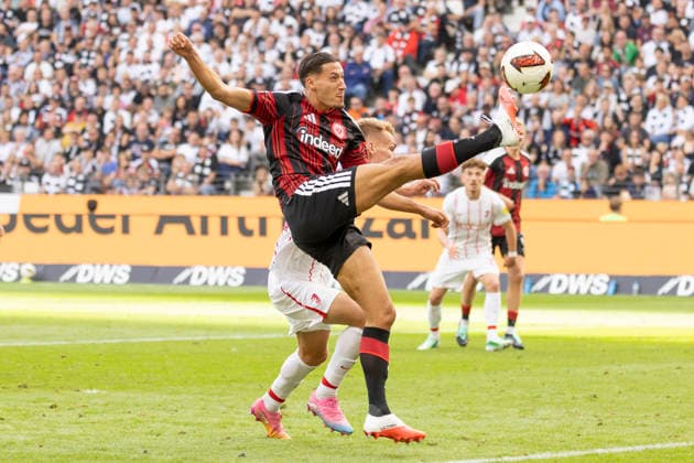 1. Fussball Bundesliga: Eintracht Frankfurt - SC Freiburg, 19.09.2026 Younes Ebnoutalib (Eintracht Frankfurt 11) versucht noch an den Ball zu kommen, Eintracht Frankfurt - SC Freiburg, Frankfurt, Deutsche Bank Park, 19.9.2026 Copyright: xBEAUTIFULxSPORTS Gawlikx
