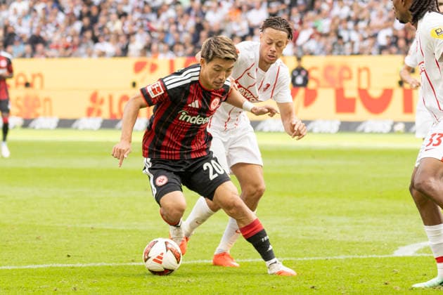 1. Fussball Bundesliga: Eintracht Frankfurt - SC Freiburg, 19.09.2026 Ritsu Doan (Eintracht Frankfurt 20) geht mit dem Ball an Derry Scherhant (SC Freiburg 7) vorbei, Eintracht Frankfurt - SC Freiburg, Frankfurt, Deutsche Bank Park, 19.9.2026 Copyright: xBEAUTIFULxSPORTS Gawlikx