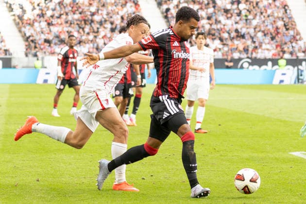 1. Fussball Bundesliga: Eintracht Frankfurt - SC Freiburg, 19.09.2026 Derry Scherhant (SC Freiburg 7) an Ansgar Knauff (Eintracht Frankfurt 7) dran, der de nBall hat, Eintracht Frankfurt - SC Freiburg, Frankfurt, Deutsche Bank Park, 19.9.2026 Copyright: xBEAUTIFULxSPORTS Gawlikx