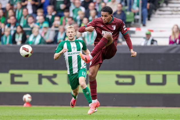 Noahkai Banks (FC Augsburg, 40) am Ball, Einzelbild, Ganzkörper, Aktion, Action, Spielszene, DIE DFL-RICHTLINIEN UNTERSAGEN JEGLICHE NUTZUNG VON FOTOS ALS SEQUENZBILDER UND ODER VIDEOÄHNLICHE FOTOSTRECKEN. DFL REGULATIONS PROHIBIT ANY USE OF PHOTOGRAPHS AS IMAGE SEQUENCES AND OR QUASI-VIDEO., 19.09.2026, Bremen (Deutschland), Fussball, Bundesliga, SV Werder Bremen - FC Augsburg