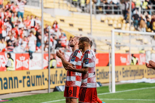 Deutschland: Fussball 3. Liga 2026 - 2027, 7. Spieltag - Alemannia Aachen vs Fortuna Düsseldorf - Tivoli (Aachen): Mannschaft bei den Auswärts - Fans, Enttäuschung, Frust, Niederlage, Applaus Copyright: xThiemoxRudolphx