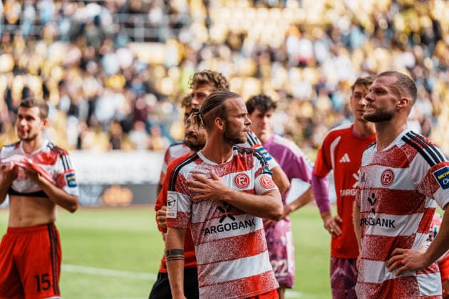 Deutschland: Fussball 3. Liga 2026 - 2027, 7. Spieltag - Alemannia Aachen vs Fortuna Düsseldorf - Tivoli (Aachen): Mannschaft bei den Auswärts - Fans, Enttäuschung, Frust, Niederlage, Jorrit Hendrix (Fortuna Düsseldorf, 8), Eric Hottmann (Fortuna Düsseldorf, 9) Copyright: xThiemoxRudolphx