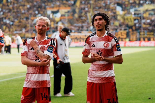 Deutschland: Fussball 3. Liga 2026 - 2027, 7. Spieltag - Alemannia Aachen vs Fortuna Düsseldorf - Tivoli (Aachen): Mannschaft bei den Auswärts - Fans, Enttäuschung, Frust, Niederlage, Jomaine Consbruch (Fortuna Düsseldorf, 14), Anas Slimani (Fortuna Düsseldorf, 34) Copyright: xThiemoxRudolphx